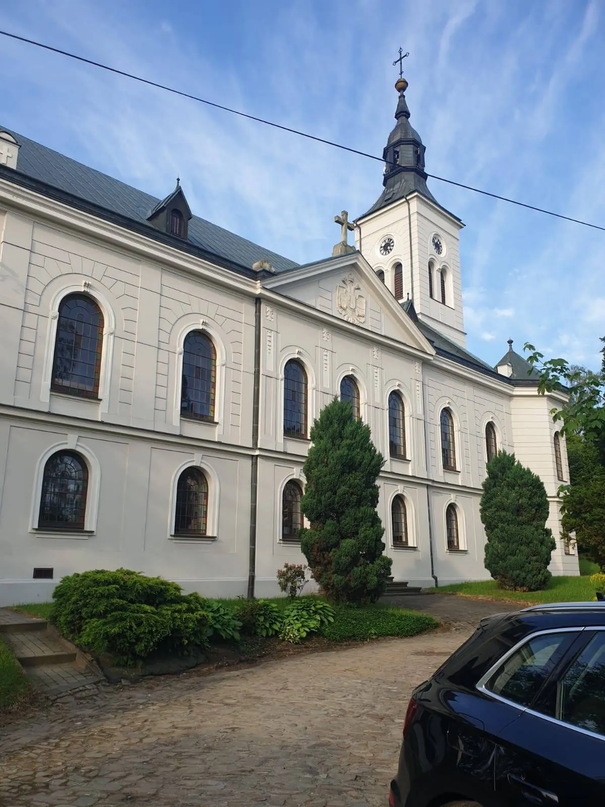 Historische Fassade mit Gesimsen und Fensterfaschen, deren Gliederung erhalten bleibt.