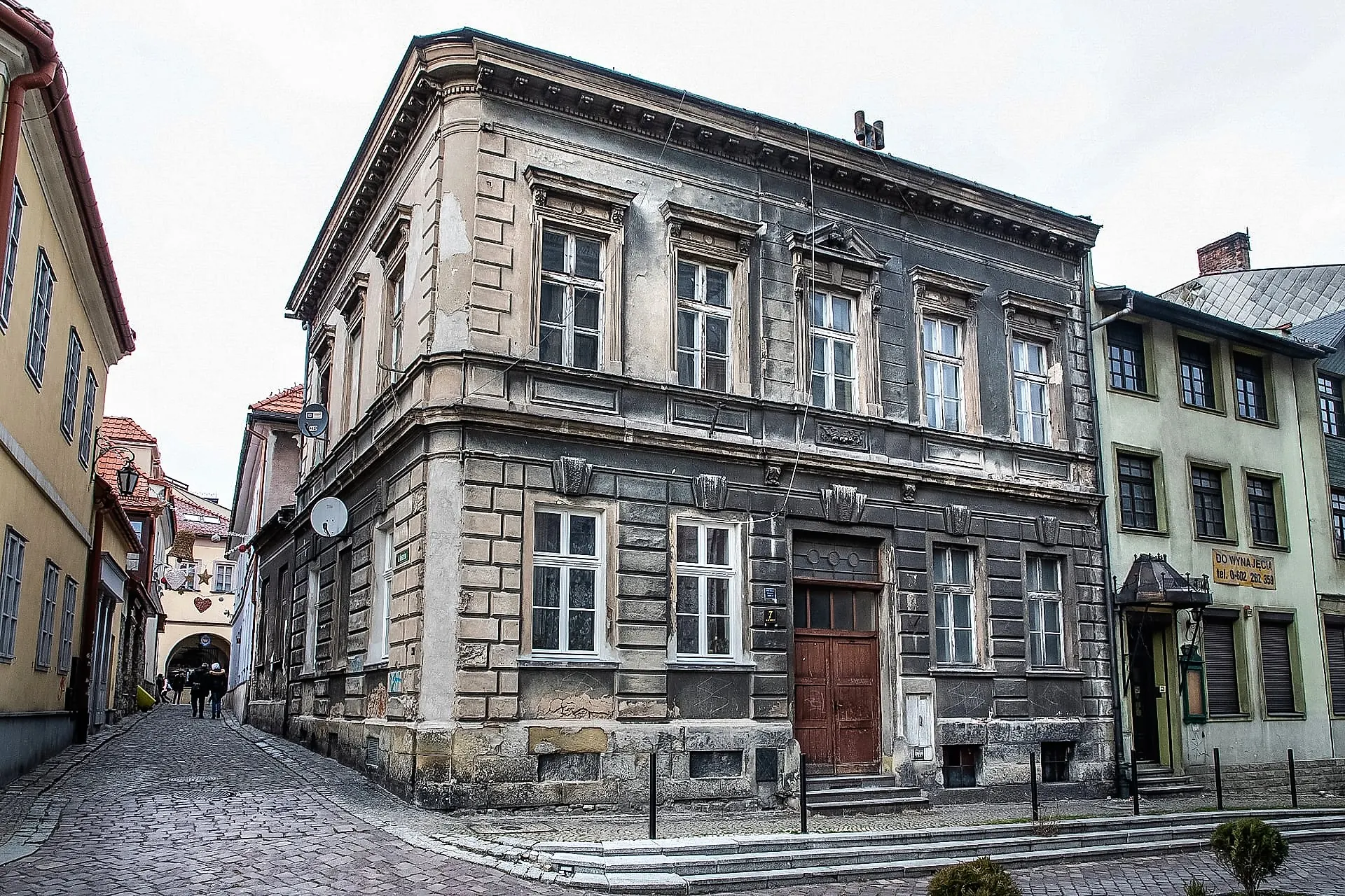 Wärmebild der Fassade vor der Beschichtung: große Flächen geben deutlich Wärme nach außen ab.